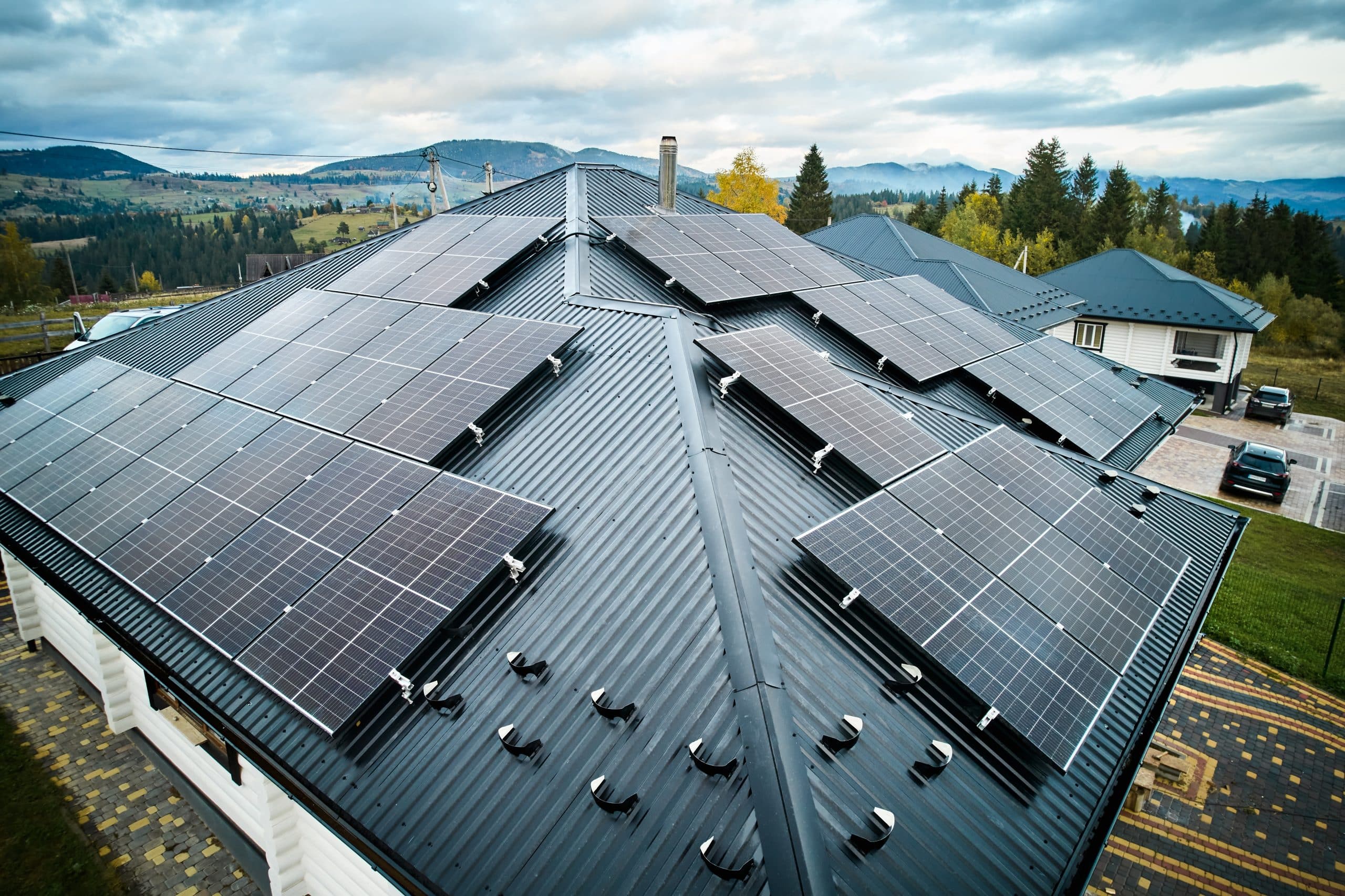 Photovoltaik in Schleswig-Holstein – Solaranlage auf einem Hausdach im Grünen