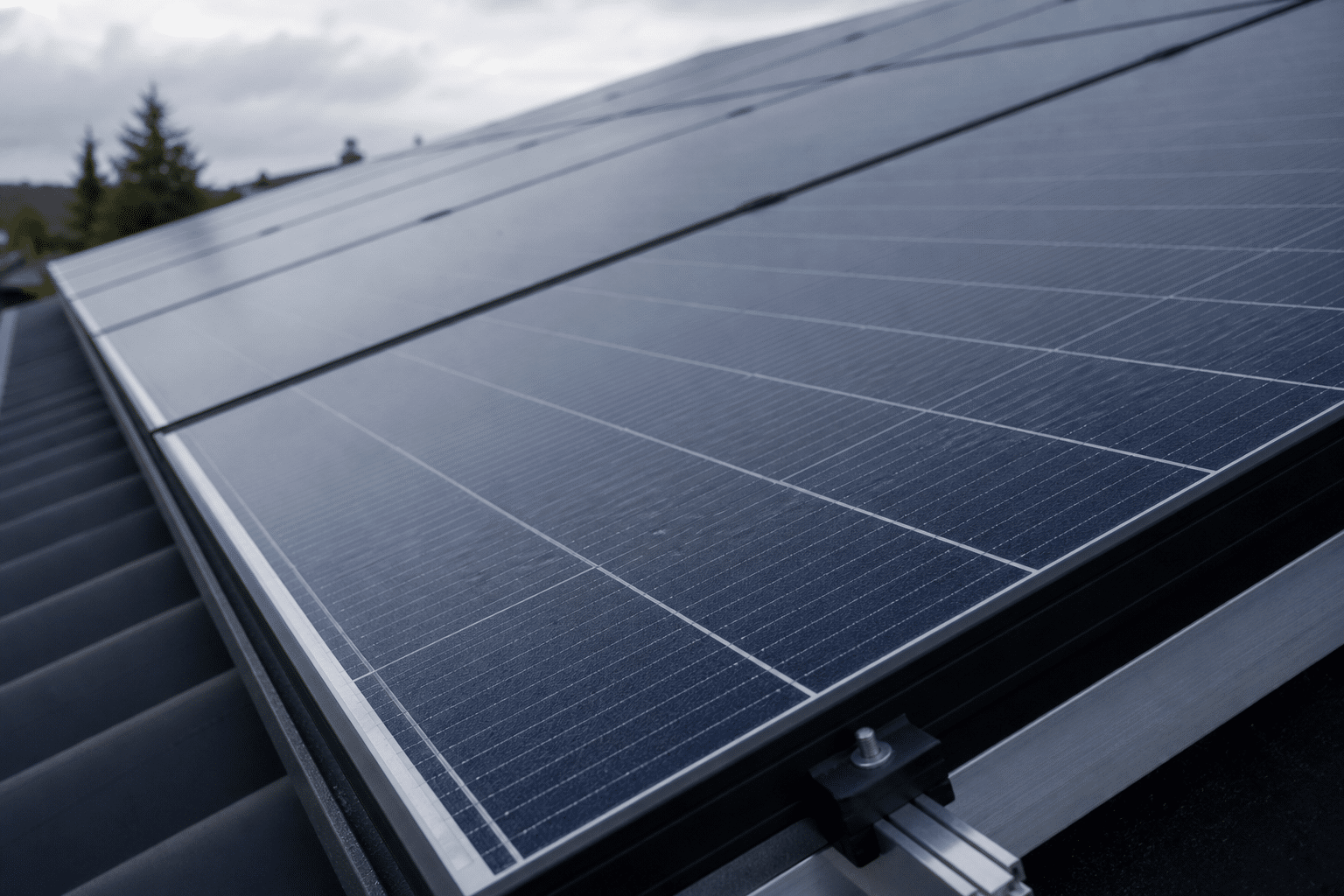 Nahaufnahme moderner monokristalliner Solarmodule mit feiner Zellenstruktur bei diffusem Tageslicht.